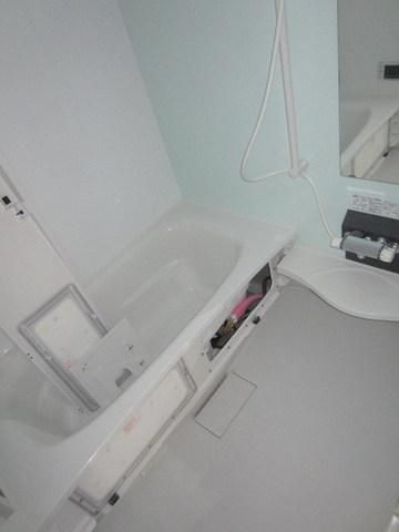 バス・シャワールーム　噂の一坪バス。足をのばしてゆったりは入れます。