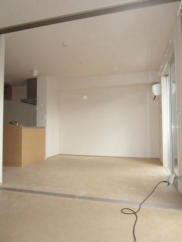 居室・リビング　引き戸を開放すると更に広く使えます。