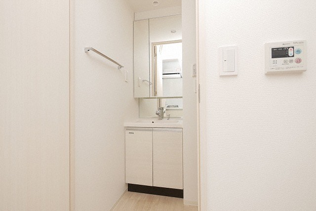 洗面設備　独立洗面台あり、毎朝おしゃれに忙しい女性の方におすすめです