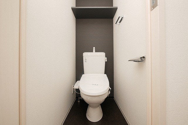 トイレ　落ち着いた色調のトイレです