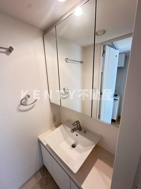 洗面設備　明るい洗面所です