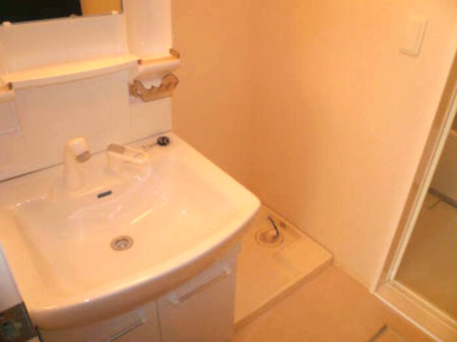 洗面設備　明るい洗面所です