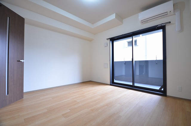 居室・リビング　別号室の写真です（反転）