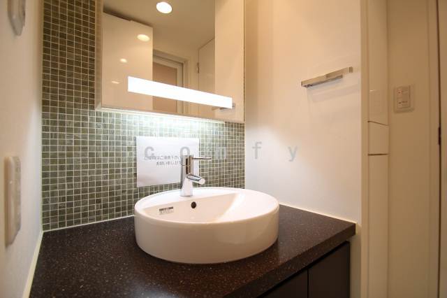 洗面設備　お洒落な独立洗面台