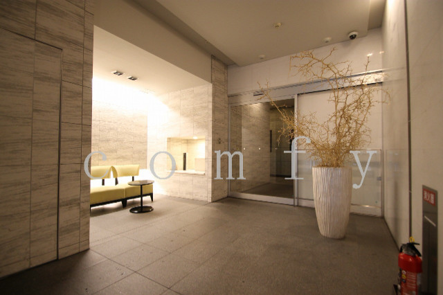 エントランス　落ち着いた雰囲気のエントランス内