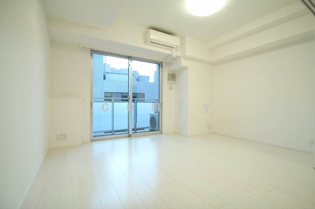 居室・リビング　南西向きで明るいリビング