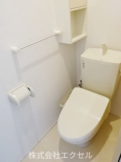 トイレ　温水洗浄便座です。