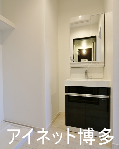 洗面設備　広い鏡付の洗面台で朝のお支度も楽々です