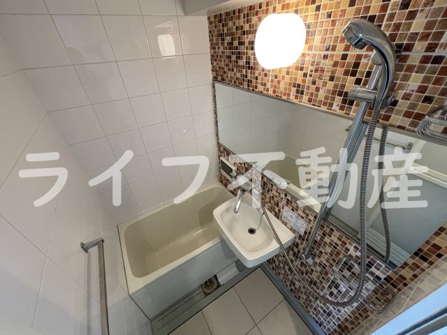 洗面設備　明るい洗面所です