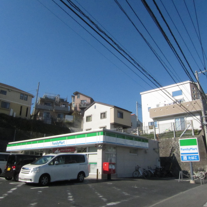 コンビニ　ファミリーマート港町店（コンビニ）まで482m