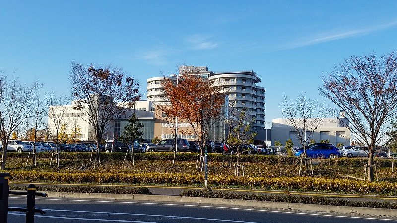 コンビニ　セブンイレブン新潟市民病院前店（コンビニ）まで879m