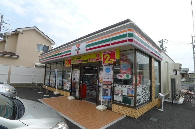 コンビニ　セブンイレブン（コンビニ）まで686m