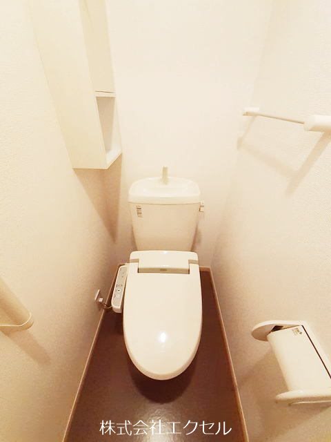トイレ　温水洗浄便座です。