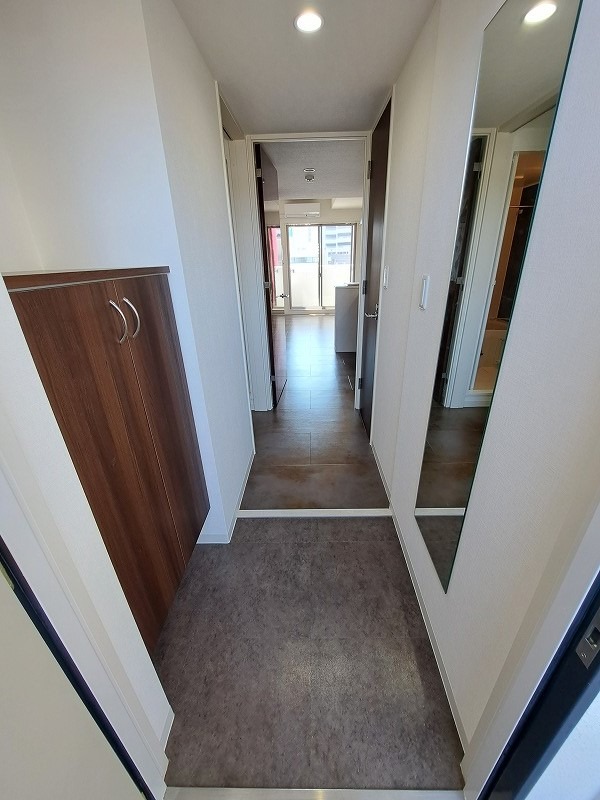 玄関　別のフロアのお部屋の写真になります