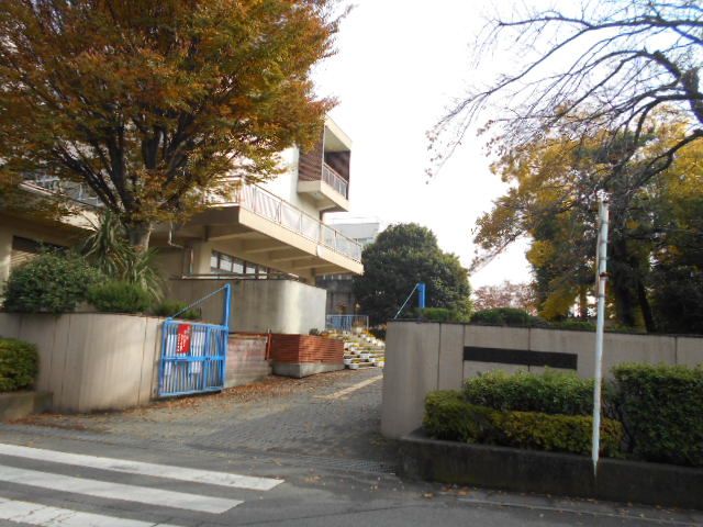 小学校　越谷市立大沢北小学校（小学校）まで685m