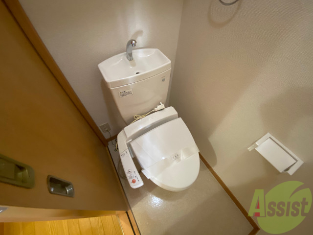 トイレ　人気のウォシュレットつきのトイレです。快適ですよ。