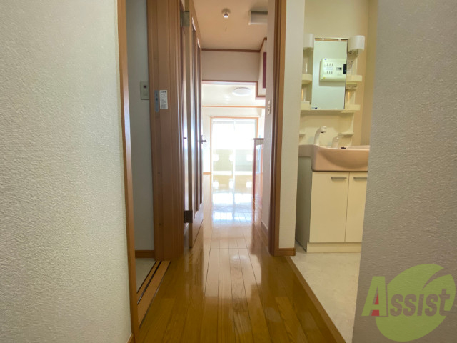 玄関　玄関からの目線です。光が差し込む素敵なお部屋ですよ。