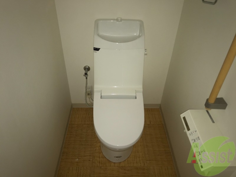 トイレ　ウォシュレット操作パネルはトイレットペーパー上にあります。