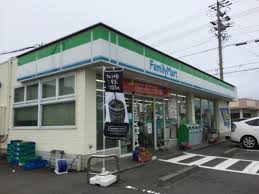 コンビニ　ファミリーマート 吉田かたおか店（コンビニ）まで670m