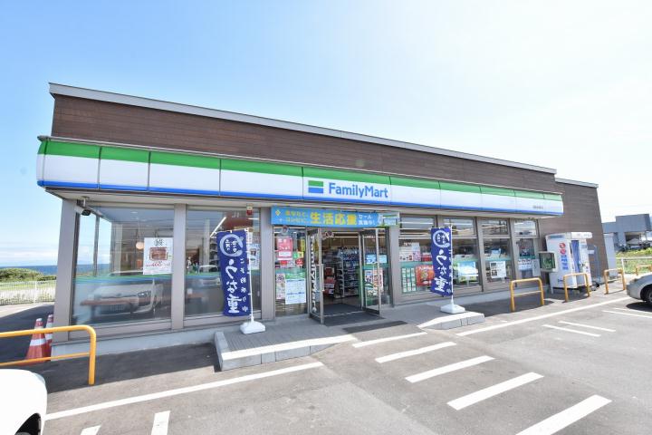 コンビニ　ファミリーマート（コンビニ）まで320m