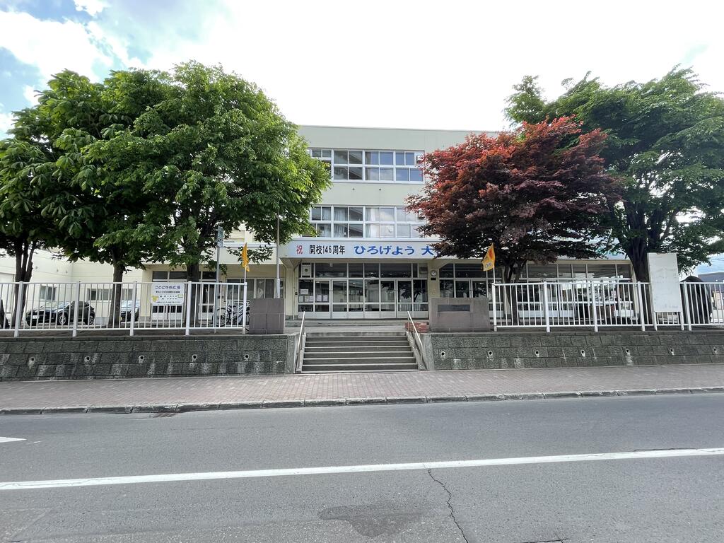 小学校　札幌市立琴似小学校（小学校）まで554m