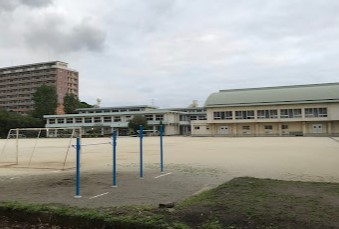小学校　明野東小学校明野東校区児童育成クラブ（小学校）まで724m
