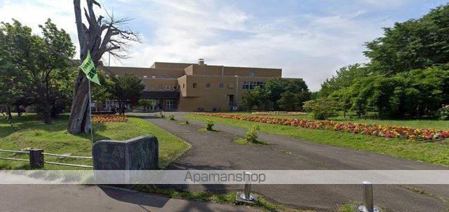 中学校　恵み野中学校（中学校）まで268m