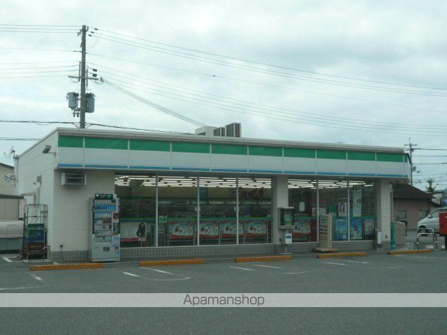 コンビニ　ファミリーマート（コンビニ）まで674m