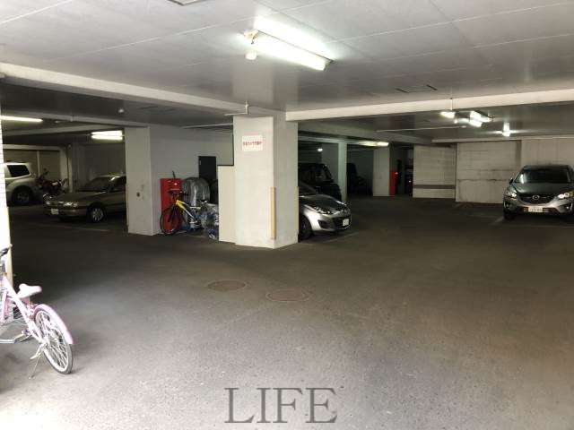 駐車場　オートロック完備