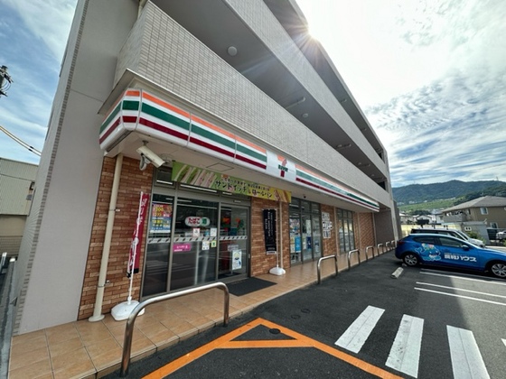 コンビニ　セブンイレブン広島山本４丁目店（コンビニ）まで724m