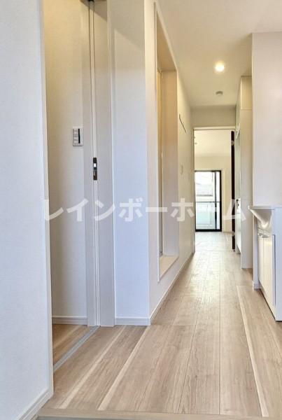 玄関　※建築中のため同施工会社参考写真となります。