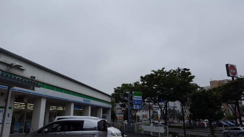 コンビニ　ファミリーマート（コンビニ）まで1069m
