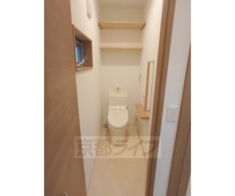 トイレ　解放感のある広さのトイレです。