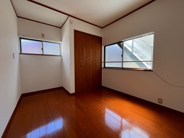 その他部屋・スペース　落ち着いた色調の寝室です