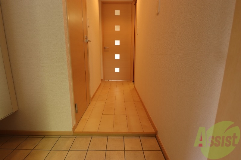 玄関　ゆとりある設計で、お客様を心地よく迎える玄関口。