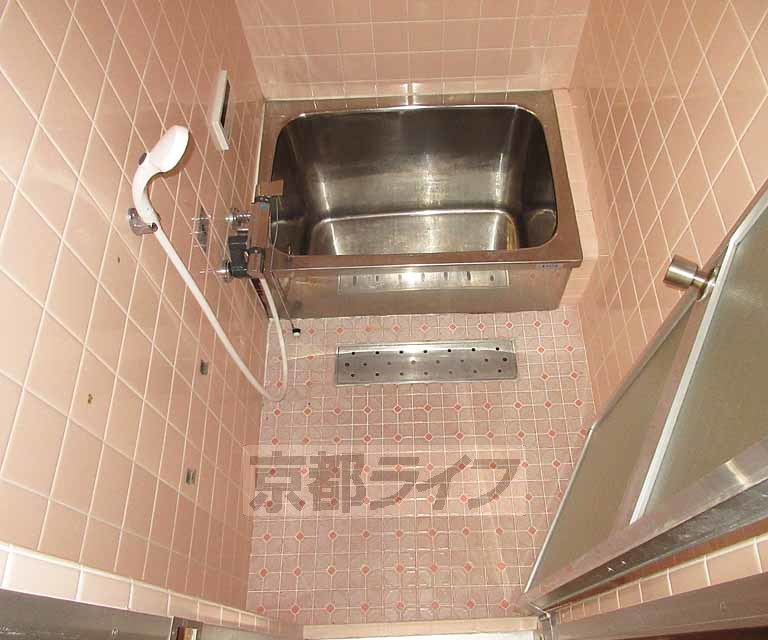 バス・シャワールーム　ピンクのタイルの綺麗なお風呂です・