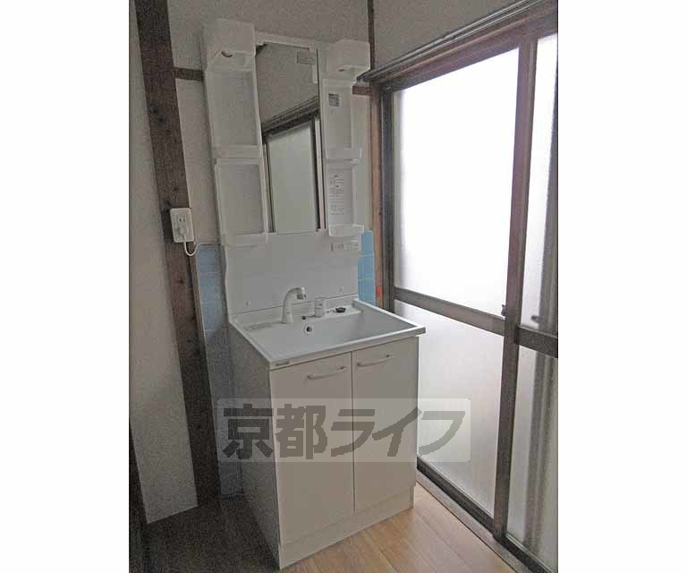 洗面設備　収納付きの洗面台です・