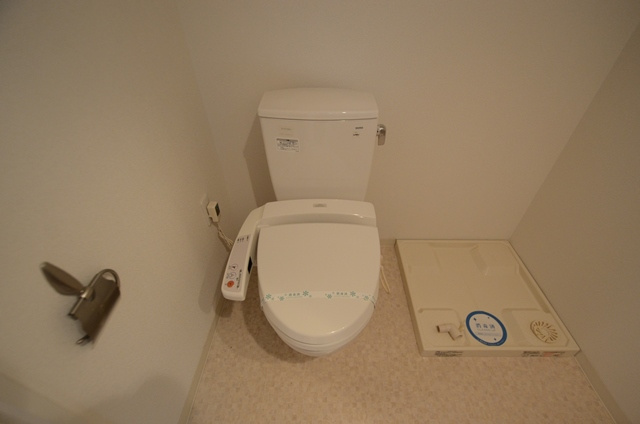 トイレ　温水洗浄便座付きのトイレです♪