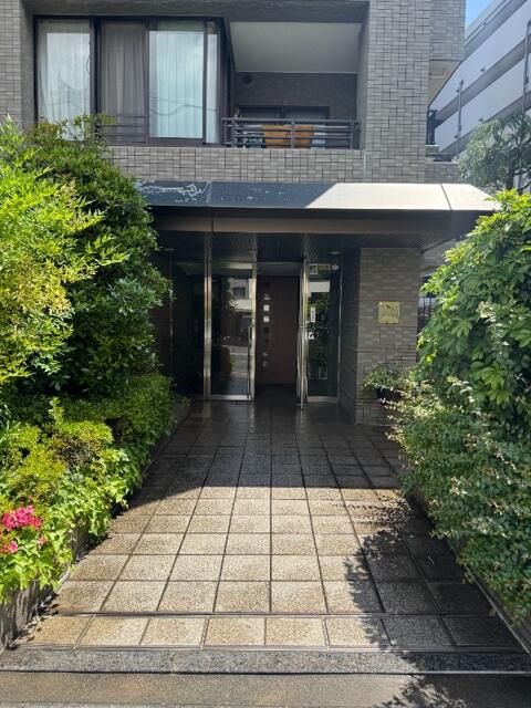 エントランス　落ち着いたエントランスです