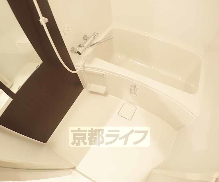 バス・シャワールーム　鏡の付いた便利なお風呂