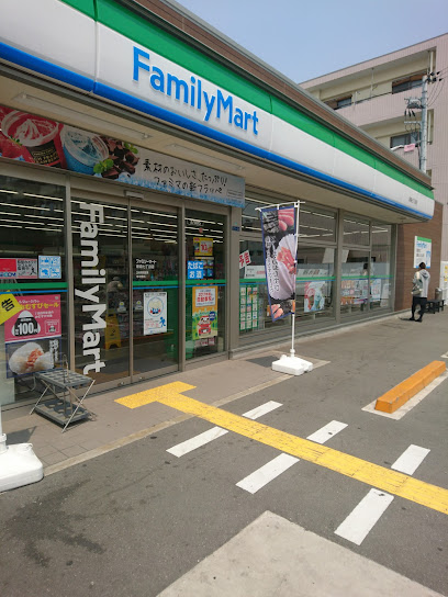 コンビニ　ファミリーマート 新森七丁目店（コンビニ）まで1032m