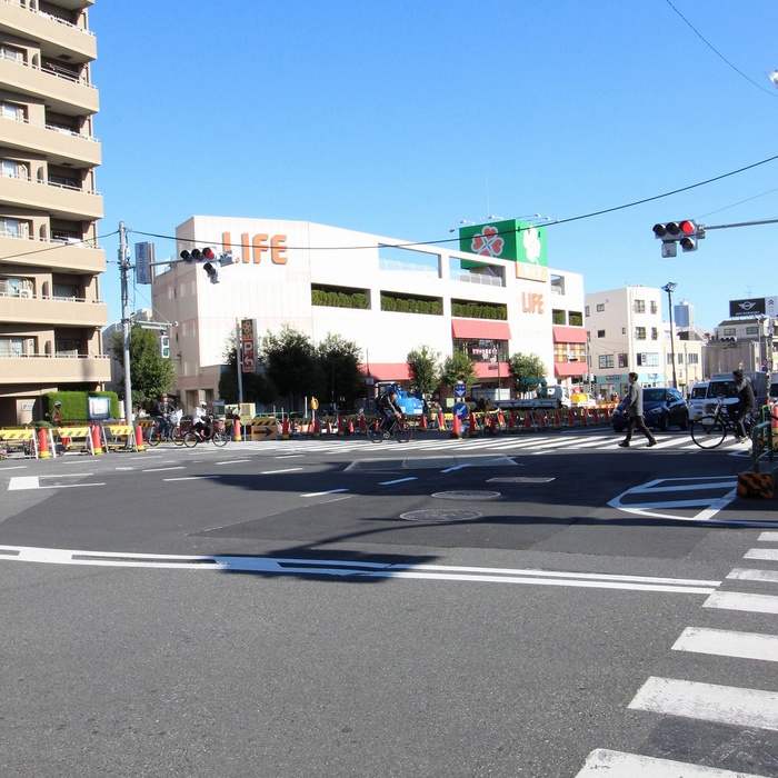 スーパー　ライフ 千川駅前店（スーパー）まで355m