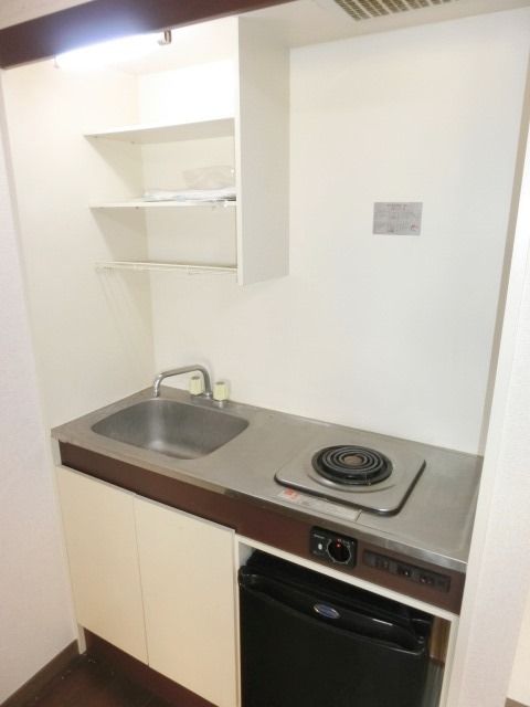 キッチン　ミニ冷蔵庫付きのシステムキッチンです。