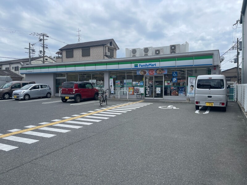 コンビニ　ファミリーマート東大阪西堤学園町店（コンビニ）まで580m