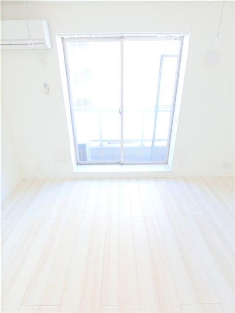 居室・リビング　南東向きの洋室7.9帖　正方形に近い使いやすい間取りです。