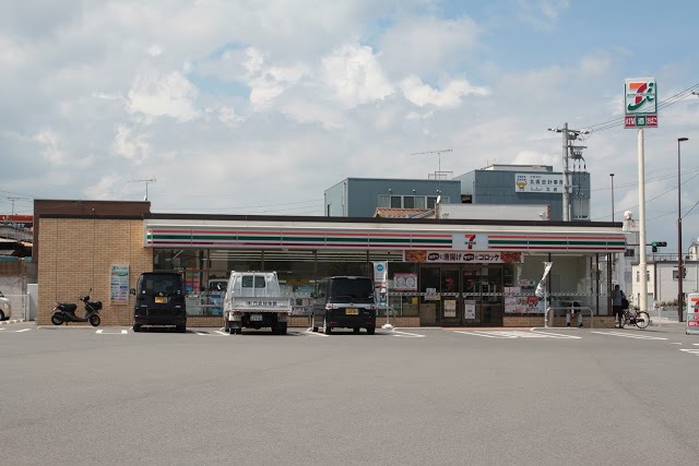 コンビニ　セブンイレブン（コンビニ）まで213m