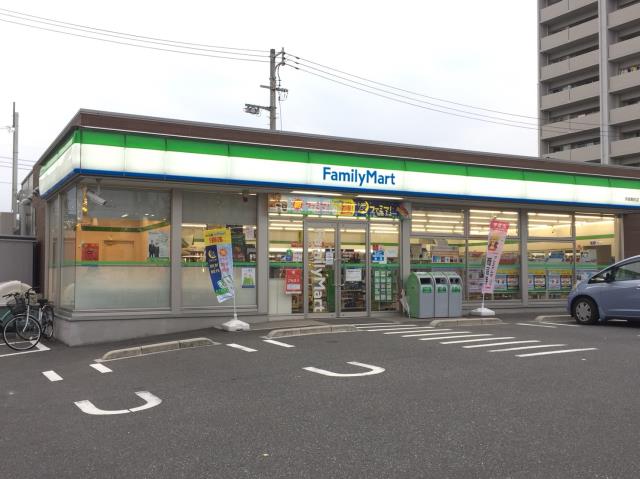 コンビニ　ファミリーマート（コンビニ）まで819m