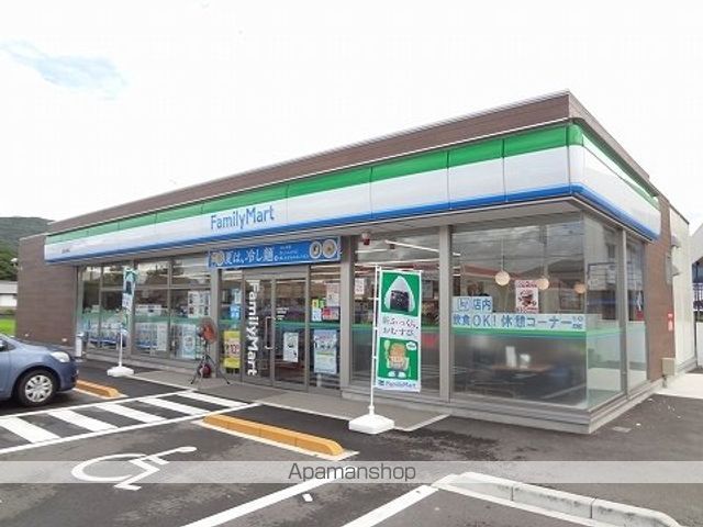 コンビニ　ファミリーマートさん（コンビニ）まで450m