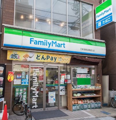 コンビニ　ファミリーマート三軒茶屋目青通り店（コンビニ）まで441m