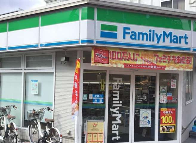 コンビニ　ファミリーマート三軒茶屋駅前店（コンビニ）まで499m